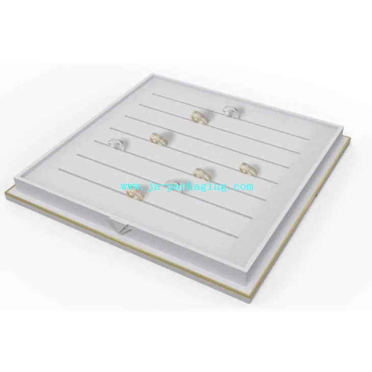 Tăvi cu inele de ambalare albe cu cadru metalic din alamă