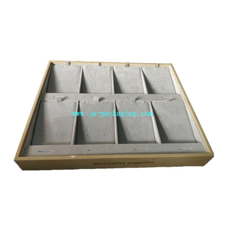 Pandantive și cercei tavă din lemn